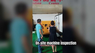 Khách hàng kiểm tra máy tại chỗ và được các chuyên gia giới thiệu chi tiết.